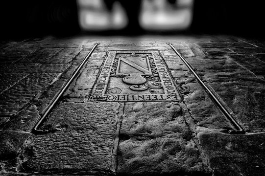 Piso de piedra medieval de iglesia con incrustaciones