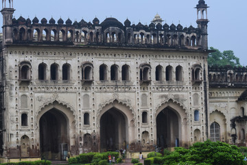 Fototapeta na wymiar old famous bara imambara fort in lucknow, with blue sky 
