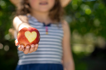 Mädchen mit Herz-Apfel