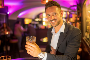 Hombre en bar