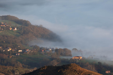 Fototapeta na wymiar pueblo de montaña con niebla