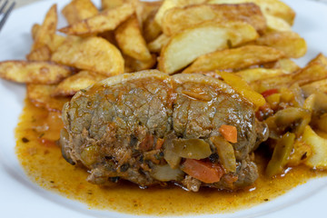 paupiette de boeuf et frites dans une assiette
