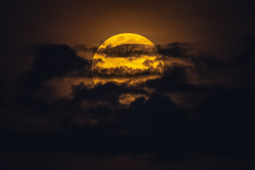 Obraz premium Cloudy Super Moonrise