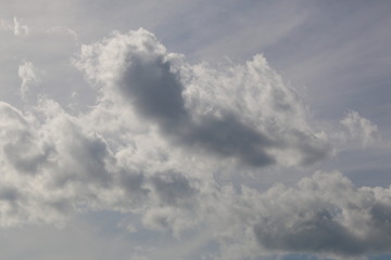 cielo gris con nubes blancas y grises de formas redondeadas