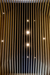 soffitto di un edificio che forma un pattern a righe