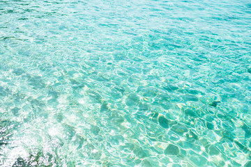 キラキラ輝くエメラルドグリーンの海の表面