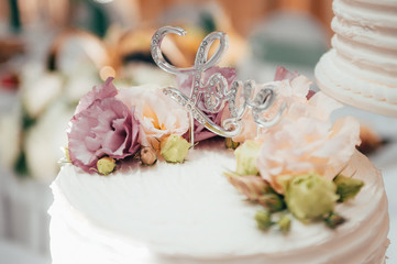 inscription love on wedding cake