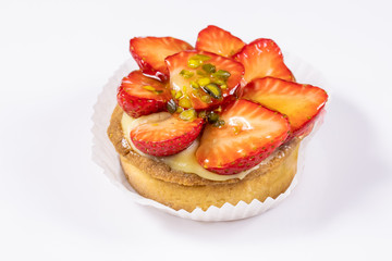 tartelette aux fraises sur un fond blanc