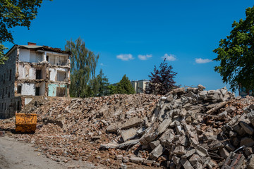Obraz premium Wohnhaus wird abgerissen um Platz für Neubau zu schaffen