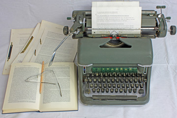 Alte Schreibmaschine mit Büchern und Aufzeichnungen (Studium, retro):
