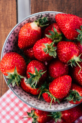 Fraises mûres dans un bol