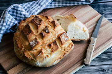 Miche de pain de campagne fait maison sur une planche à découper en bois