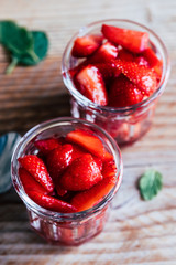 Salade de fruits frais - Fraises au sucre et à la menthe dans un pot en verre