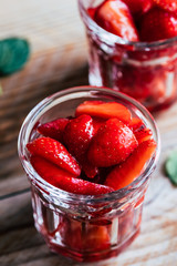 Salade de fruits frais - Fraises au sucre et à la menthe dans un pot en verre
