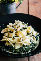 Plat de pâtes farfalles aux épinards frais et fromage crémeux