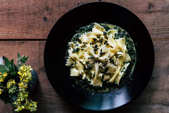 Plat de p&acirc;tes farfalles aux &eacute;pinards frais et fromage cr&eacute;meux