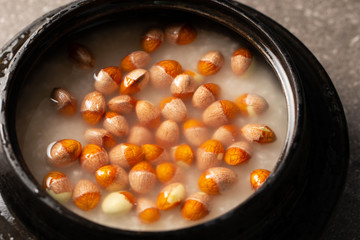 Rice with ginkgo fruit in iron rice cooker 