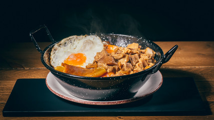 HUEVOS CON PATATAS Y HONGOS