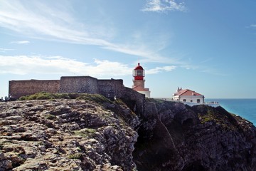 El faro del cabo San Vicente en la costa suoeste de Portugal. El faro situado sobre el acantilado y el océano Atlántico al fondo.