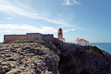 El faro del cabo San Vicente en la costa suoeste de Portugal. El faro situado sobre el acantilado y...
