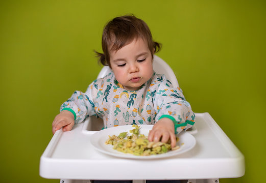 Ni&ntilde;a de 16 meses comiendo un plato de verdura y huevo