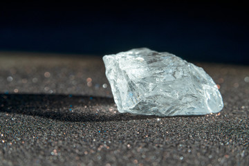 Cristal de roca sobre fondo con destellos