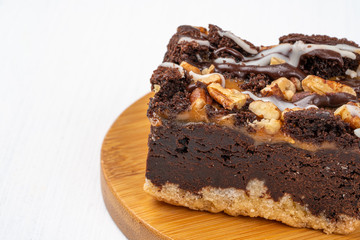 brownie sobre base de madera con fondo blanco