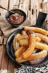 churros et chocolat chaud épais (sur fond bois)