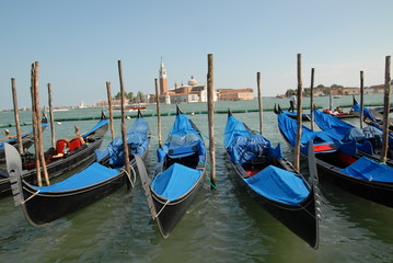 Fototapeta na wymiar góndolas en venecia