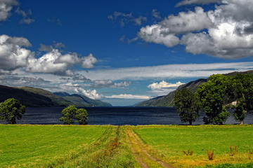 lago con cielo azul
