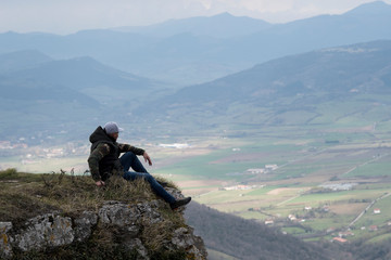 hombre mirado el paisaje