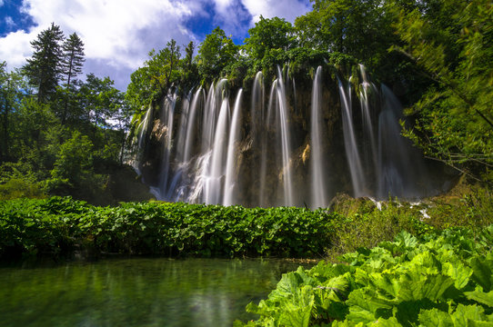 Croatia, Plitvice Lakes National Park, Landscape picture of a waterfall (summer day, long exposure)