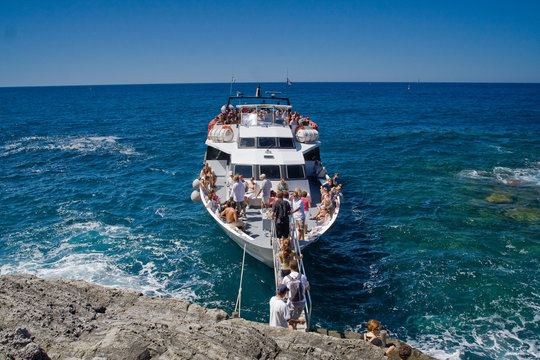 Statek wycieczkowy u nabrzeża - Corniglia, Cinque Terre, Włochy