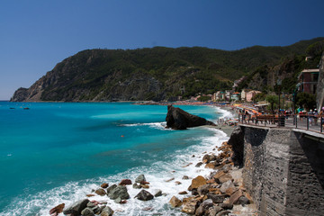 Fototapeta na wymiar Widok na plażę i zatokę - Monterosso Al Mare, Liguria, Włochy