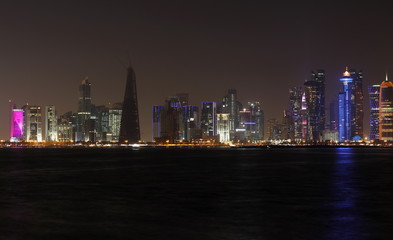 Fototapeta na wymiar Doha, capitale du Qatar, by night