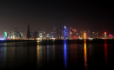 Fototapeta na wymiar Doha, capitale du Qatar, by night
