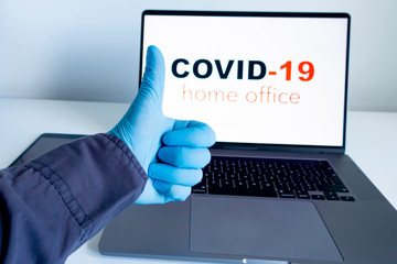 laptop, koronawirus, covid, covid-19, praca zdalna, zdrowie, rękawiczki