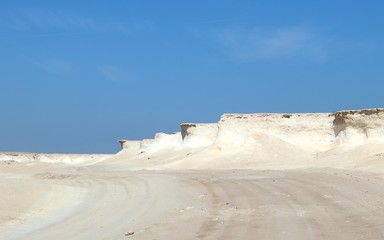 désert du Qatar et formation rocheuse