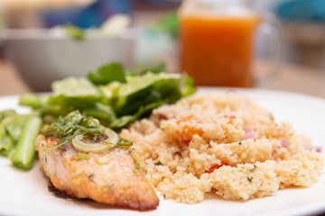 Salmão grelhado com cuzcuz marroquino e salada de folhas verdes