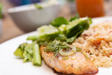 Salmão grelhado com cuzcuz marroquino e salada de folhas verdes