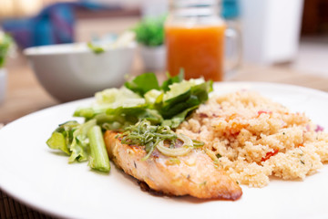 Salmão grelhado com cuzcuz marroquino e salada de folhas verdes