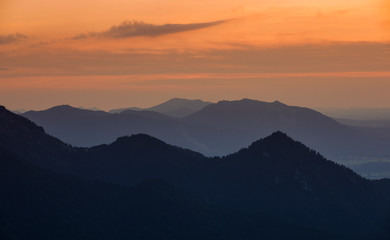 Obraz premium Mountain silhouettes of the Bavarian Alps during sunset from Jochberg Walchensee, Bavaria Germany.