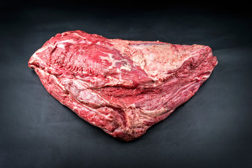 Rohe Rinderschulter dry aged Wagyu als closeup auf schwarzen Hintergrund mit Textfreiraum
