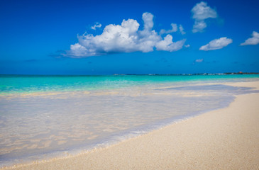 Leerer Seven Mile Beach in der Karibik während der Haft, Grand Cayman, Cayman Islands