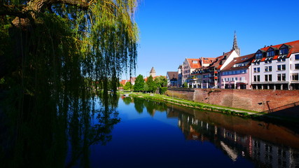 Fototapeta premium Ulm, Deutschland: Die Stadt spiegelt sich in der Donau