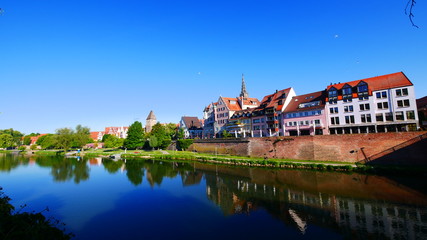 Fototapeta na wymiar Ulm, Deutschland: Die Gebäudezeile an der Donau spiegelt sich im Münster