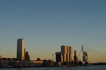 Fototapeta premium skyscrapers on the river during sunset