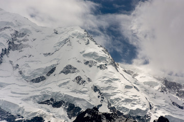 Ein wunderschönes Bild von Ein wunderschönes Bild vom vollständig mit Schnee bedeckten Nanga Parbat Der neunthöchste Berg der Welt mit 8.126 Metern über dem Meeresspiegel