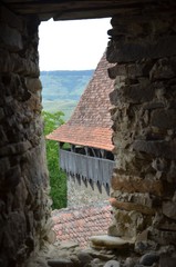 Scorcio tetto castello sassone da feritoia in Transilvania
