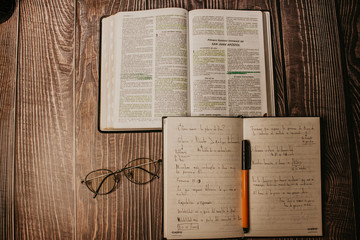 Biblia y apuntes